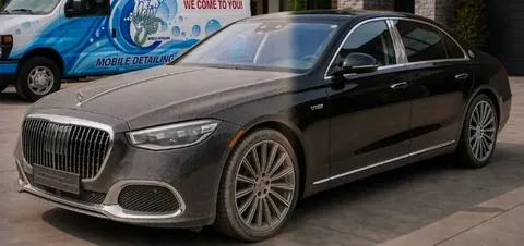 Close-up of the same capture: the front of the car still dulled by dust, the rear already wiped to a polished black finish